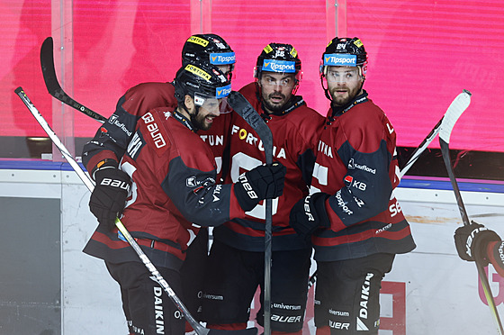 Hokejisté Sparty se radují z gólu.