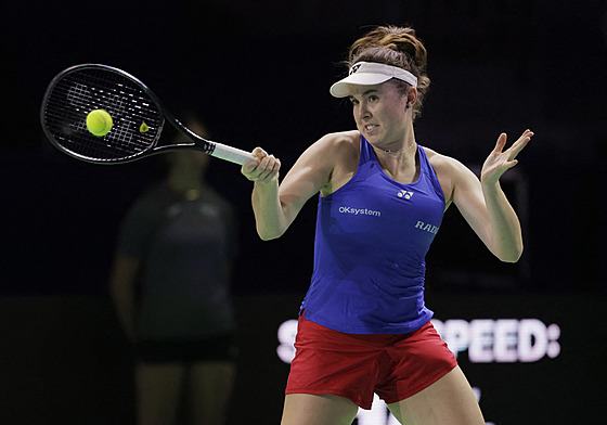 Linda Nosková hraje forhend b�hem �tvrtfinále BJK Cupu v Málaze.