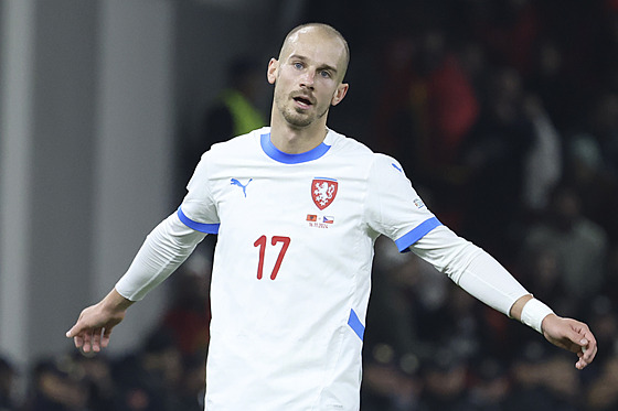 �eský fotbalista Václav �erný reaguje na d�ní v utkání s Albánií.