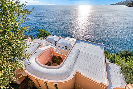 Nemovitost se rozkládá na n�kolika terasovitých úrovních, které se mírn� vinou...