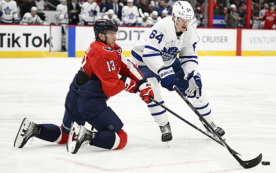 David Kämpf (vpravo) z Toronta bránný Jakubem Vránou z Washingtonu.