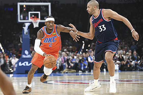 Shai Gilgeous-Alexander (vlevo) z Oklahoma City brán�ný Kawhim Leonardem z Los...