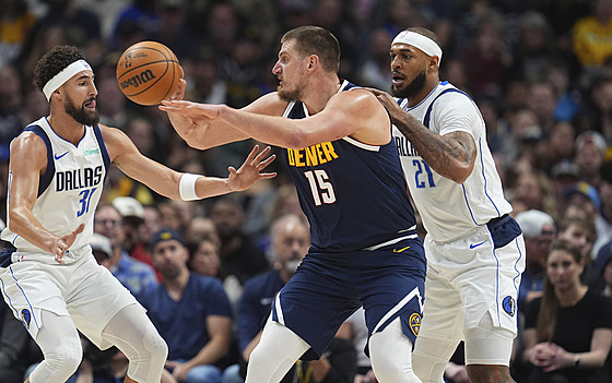 Nikola Joki� (uprost�ed) z Denveru v souboji s Klayem Thompsonem (vlevo) a...