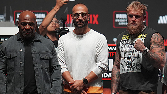 Mike Tyson (vlevo) a Jake Paul (vpravo) pi tradiním   pózování na tiskové...