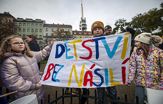 Happening Bubnova�ka na �i�kov� nám�stí v Praze. D�ti skrze bannery a bubnování...