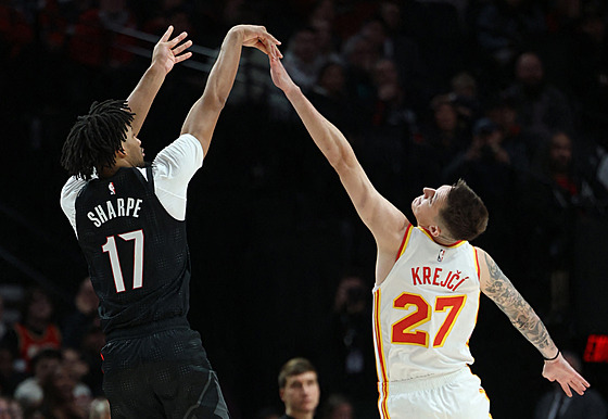 Shaedon Sharpe (17) z Portland Trail Blazers st�ílí na ko� Atlanta Hawks, brání...