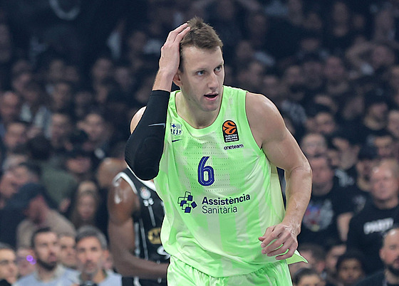 Jan Veselý z FC Barcelona se raduje na palubovce Partizanu.