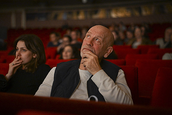 John Malkovich sleduje uvedení svého nastudování hry G. B. Shawa �okoládový...