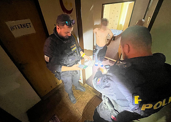 Policisté kontrolují ubytovny v Plzni.