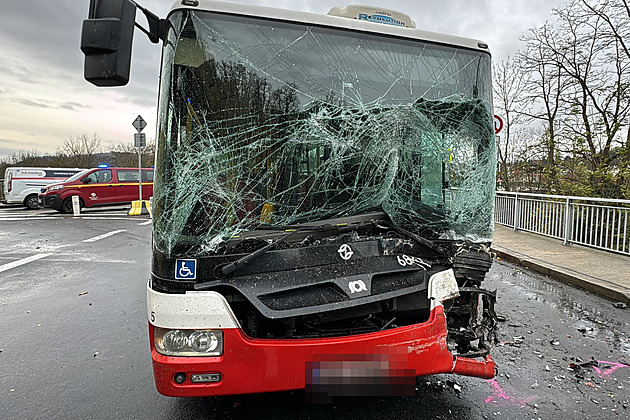 U Zbraslavi se střetl autobus s náklaďákem, doprava kolabovala