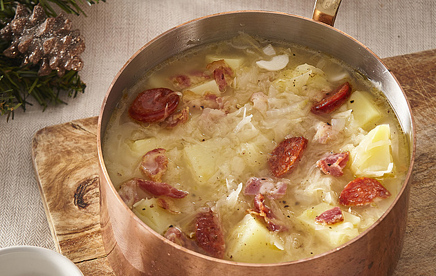 Bílá zelná polévka s klobásou