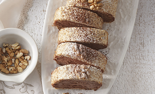 Bezé roláda s vlašskými ořechy