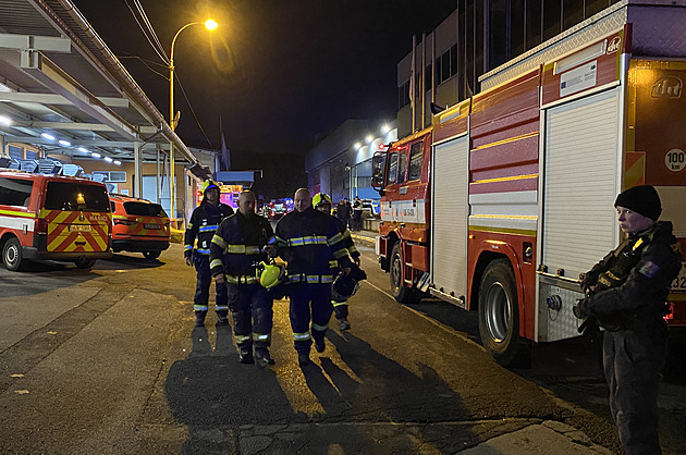 V Chrastavě dohořívá průmyslová hala. Nedokážou si to ošéfovat, stěžuje si starosta