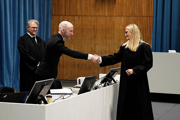 Breivik opět žádá o propuštění. K soudu přišel s vyholenými písmeny Z