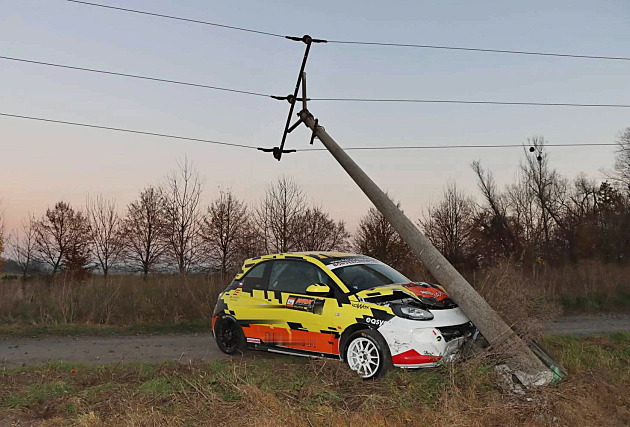 Závodník pi rallye na Perovsku narazil do sloupu a pokodil elektrické vedení.