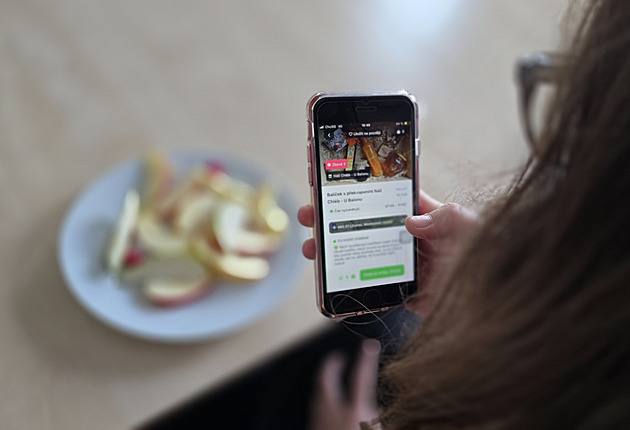 V aplikaci Nesnzeno si lidé mohou vybírat jídlo, obsah balíku pro n pak bývá...