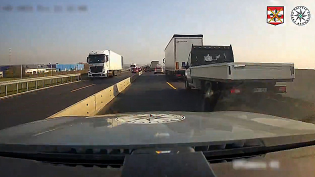 VIDEO: Čeká na mě pacient, protáhněte mě kolonou, prosil policisty lékař