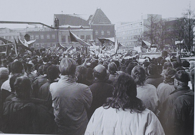 Generální stávka 27. 11. 1989 na námstí Míru ve Zlín. Fotografie je z knihy...