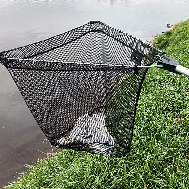 Poh�e�ovaný senior vyhodil do �eky Moravy v Uherském Hradi�ti bankovky, které...