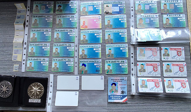 Policie nala u padesátiletého mue ze Zlína 32 padlaných sluebních prkaz...