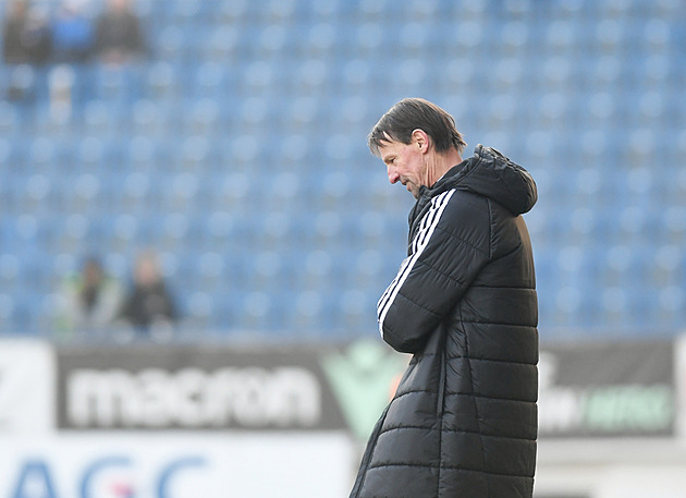 Zklaman eskobudjovick trenr Frantiek Straka po porce v Teplicch.
