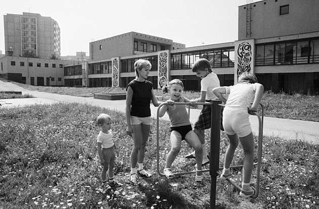 Jak jsme bydleli, jedli, hráli si, žili a bavili se za socialismu?