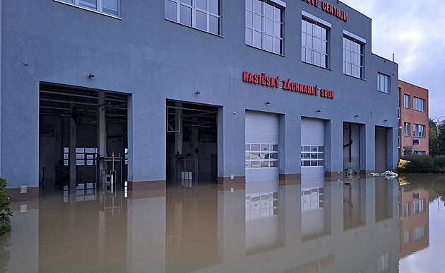 Povodn� poni�ily také hasi�skou výjezdovou stanici v Ostrav� � P�ívozu, kam...