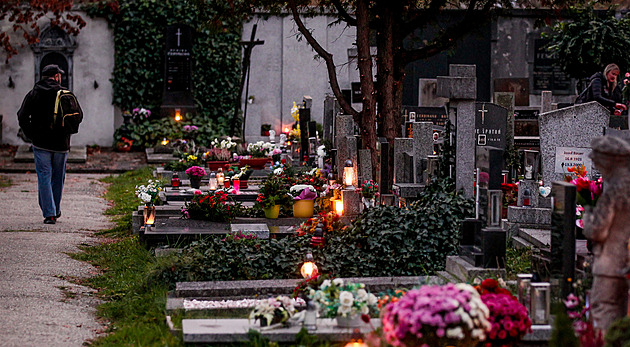 Zaátkem listopadu lidé míí ke hrobm, aby zavzpomínali na své blízké.