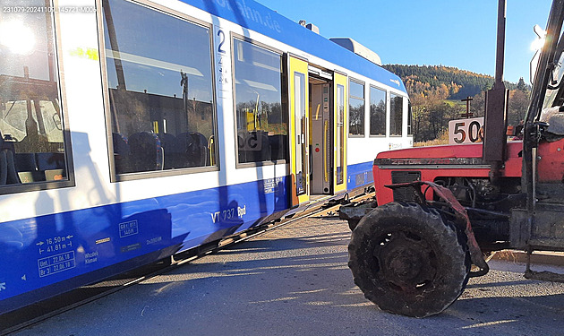 Srá�ka vlaku s traktorem v obci Moravský Karlov na Orlickoústecku zastavila...