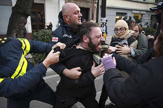 Gruzínská prezidentka požádala o zrušení výsledků voleb, policie rozháněla protesty