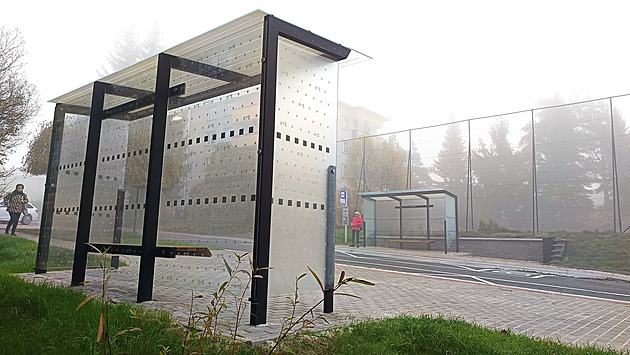 Zastávka v Kv�tné ulici ve �tvrti Vyso�any u� má vzorek proti náraz�m...