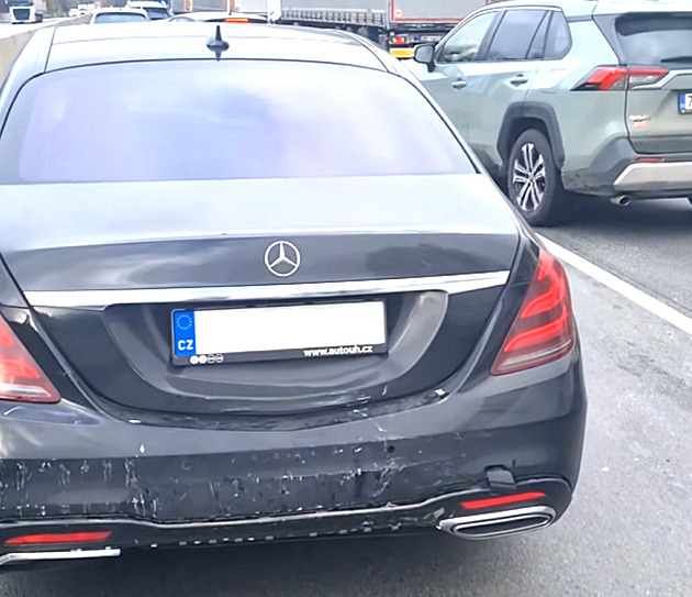 Bývalý v�ze� Ji�í Kajínek m�l nehodu na D1. Zavinili ji policisté jedoucí za...