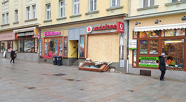 Prodejnou telefonů ve Varech otřásl výbuch, příčinou byl patrně vadný kotel