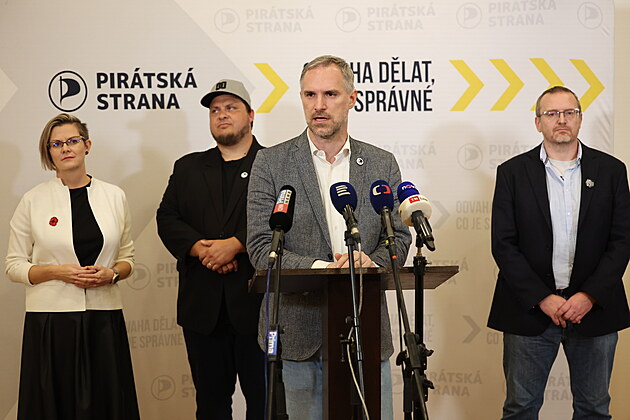 Nov veden Pirt - pedseda Zdenk Hib a za nn trojice mstopedsed Hana...