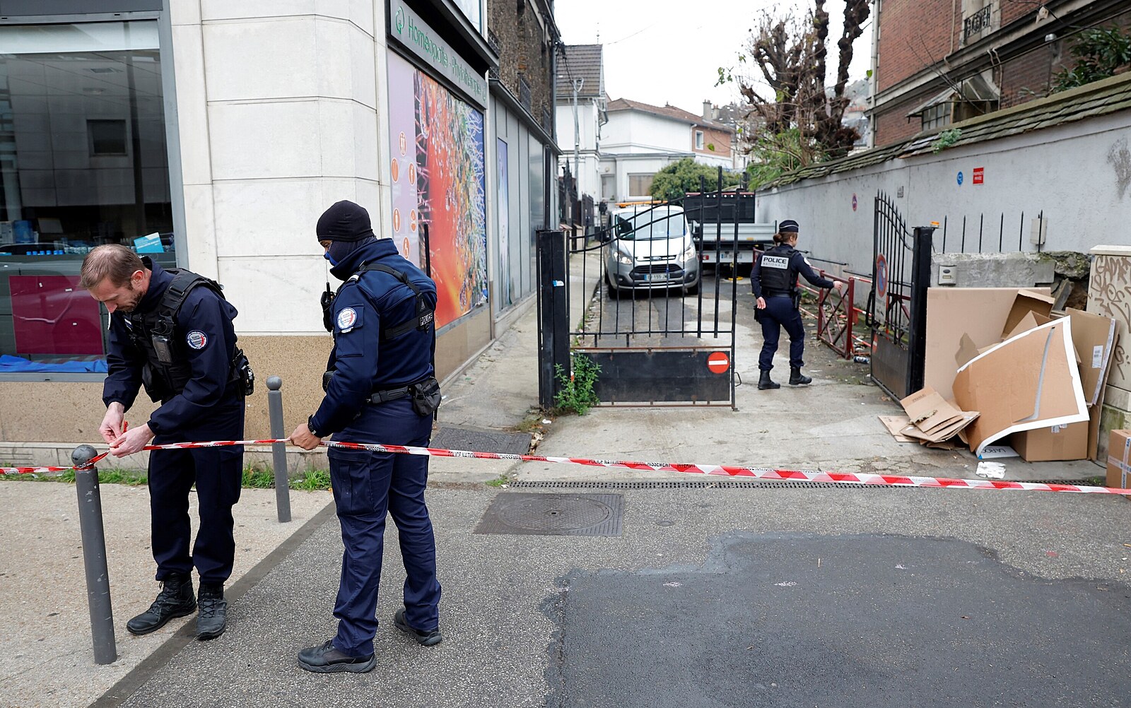 Zátah proti šiřitelům dětské pornografie ve Francii: podezřelý biskup skočil z okna