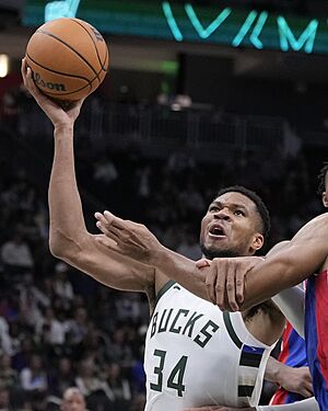 Janis Adetokunbo z Milwaukee Bucks zakon�uje proti Detroit Pistons.