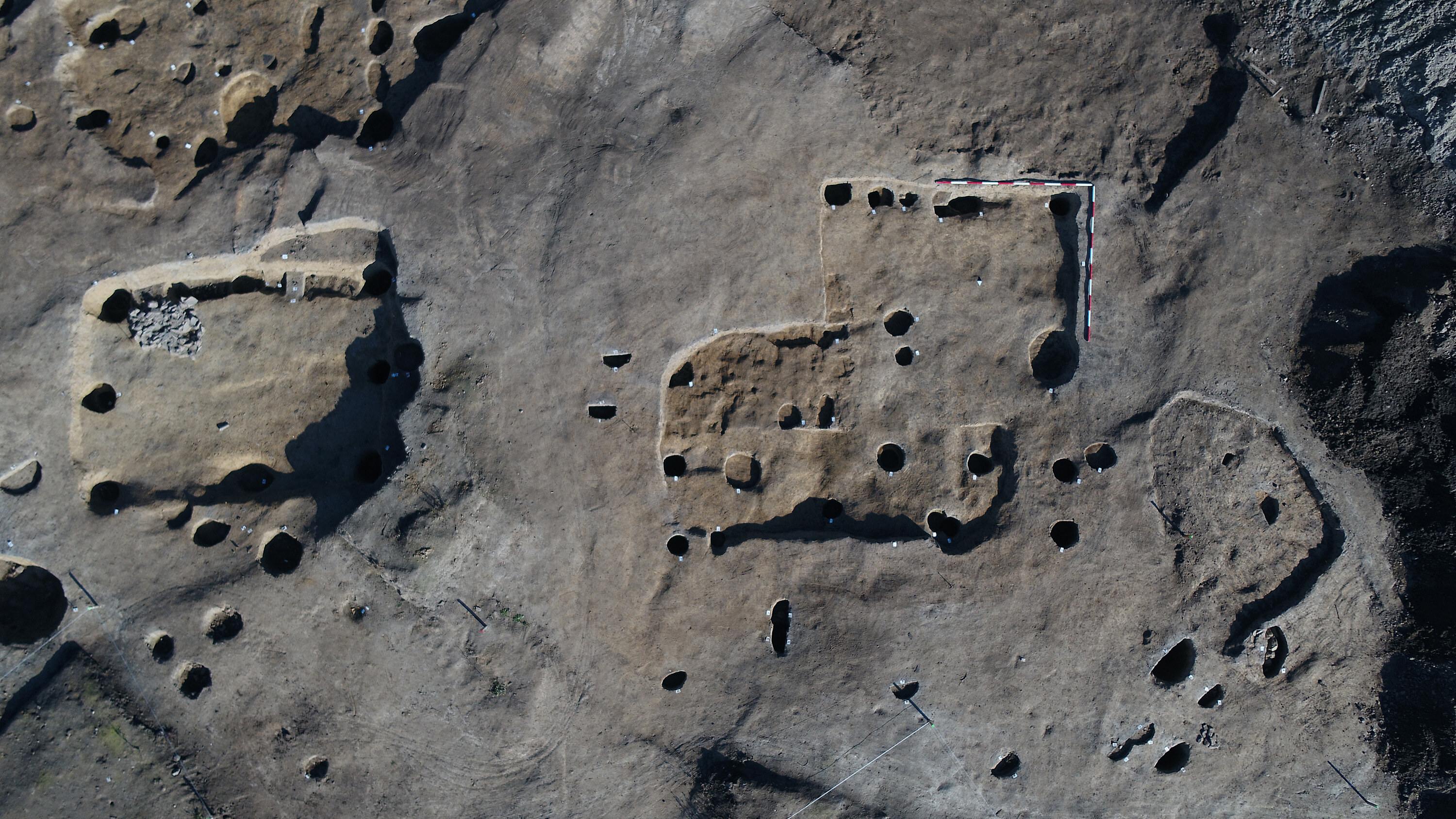 Pohled z dronu na pozůstatky středověké vesnice, kterou archeologové odkryli na jižním okraji Opavy. (15. listopadu 2024)