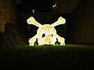 �ty�i tis�covky LED diod, z nich� jsou sochy sv�teln�ho parku tvo�eny, oza�uj�...