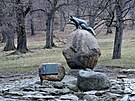 V obo�e Hukvaldy na bludném balvanu posedává bronzová li�ka Bystrou�ka, velmi...