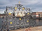 Prstem pohladit p�t hv�zd, pak dotek dlaní levé ruky a ti�e vyslovená p�ání?...