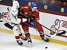 eský útoník Radan Lenc bojuje o puk se výcarem Inakim Baraganem.