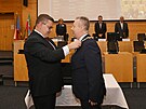Nyn u bval hejtman steckho kraje Jan Schiller (vlevo) pedv funkci...