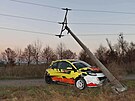 Zvodnk pi rallye na Perovsku narazil do sloupu a pokodil elektrick veden.