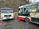 Nehoda autobusu s nkladnm vozem zablokovala most Zvodu mru v Praze (19....
