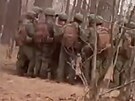 Severokorejtí vojáci na nových snímcích cvií v Rusku blízko válené zóny....