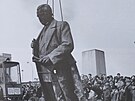 Odstrann sochy Klementa Gottwalda v roce 1989 ve Zln. Fotografie je z knihy...