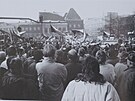 Generln stvka 27. 11. 1989 na nmst Mru ve Zln. Fotografie je z knihy...