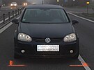 V�z Volkswagen Golf, jeho� �idi� na D48 jel n�kolik des�tek kilometr� v...