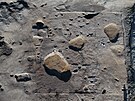 Pohled z dronu na poz�statky st�edov�k� vesnice, kterou archeologov� odkryli na...