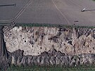 Pohled z dronu na poz�statky st�edov�k� vesnice, kterou archeologov� odkryli na...
